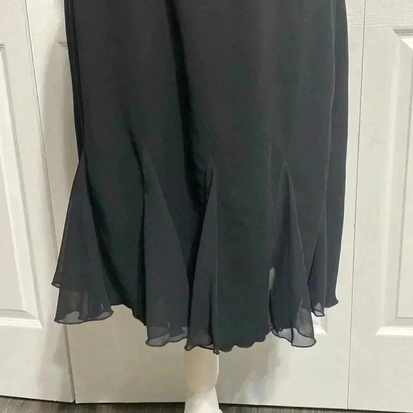 Black womans fluted hem skirt - Picture 5 of 9